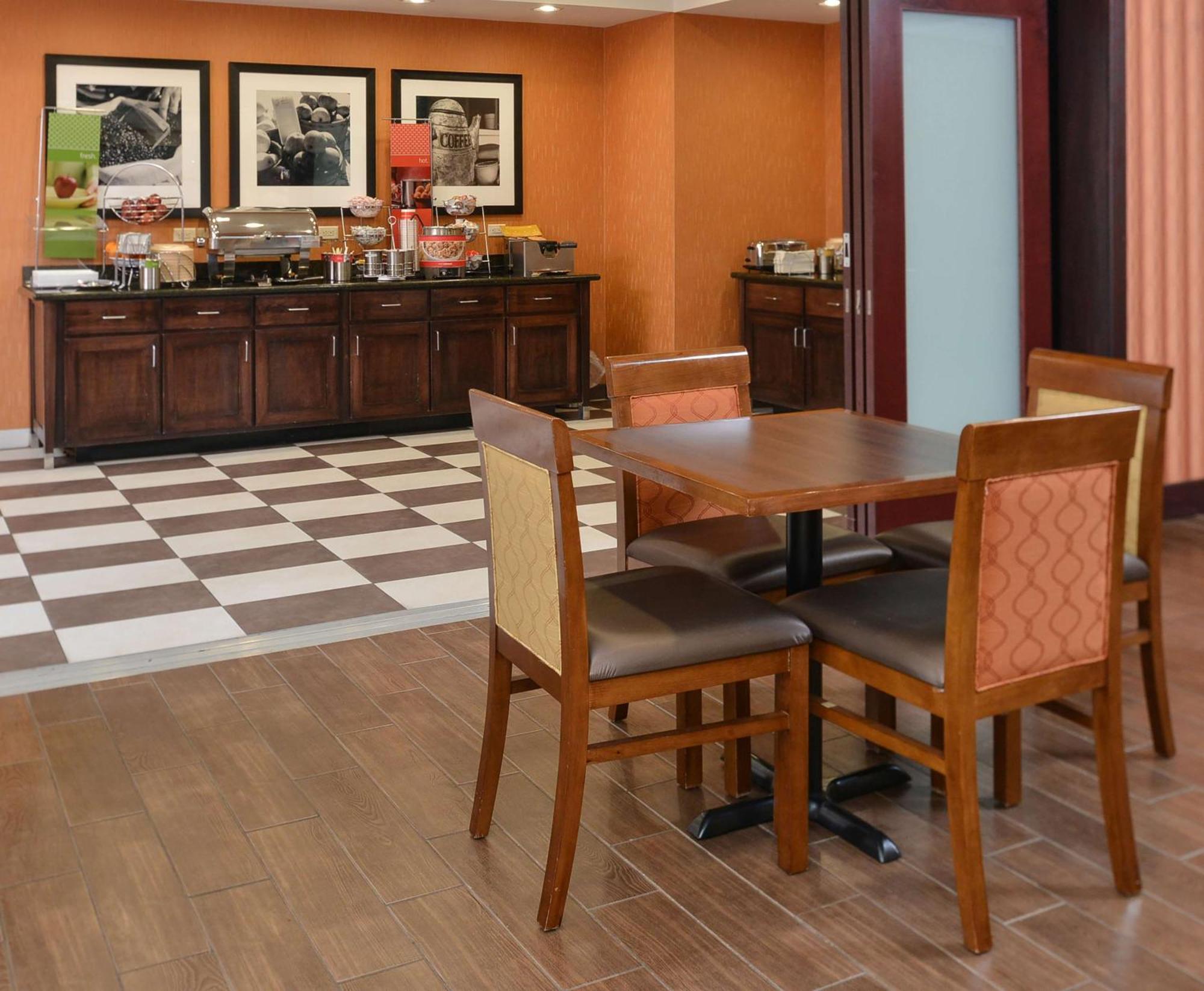Hampton Inn Ottumwa Екстериор снимка